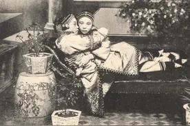 清朝老照片：慈禧70岁脸上没有明显皱纹，女子打扮精致裹小脚图片