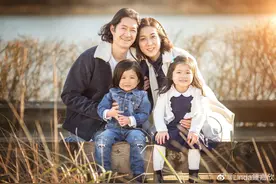 36岁钟嘉欣晒近照，暴露幸福肥脸比老公还大，女儿长相太像妈妈图片