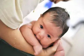 心理学家：洗澡能看出宝宝性格！有这种表现，长大很容易成为学霸图片