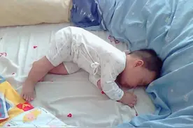 宝宝睡觉满床打滚为哪般？父母别以为是可爱，背后原因要知晓图片