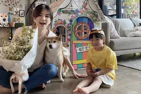 40岁Ella晒全家福庆生，与老公嘟嘴卖萌，儿子劲宝秀气如女生图片