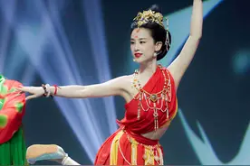 黄圣依挑战敦煌壁画天女造型，霓裳飞舞仙气十足，古装气质好美图片