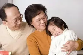 别让老人和孩子一起睡，这些伤害，别等到孩子长大后才知道图片