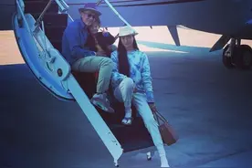 陈冠希一家三口包机旅行，女儿乐开花，秦舒培穿拖鞋白袜秀长腿图片