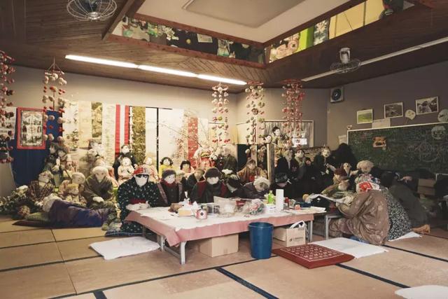 日本有个恐怖村庄,奶奶按照逝者原型做了300个人形,日夜陪自己