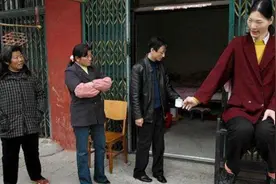 安徽女巨人姚德芬：一顿能吃6碗面，15岁身高2米，23岁就超过姚明图片