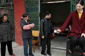 安徽女巨人姚德芬：一顿能吃6碗面，15岁身高2米，23岁就超过姚明图片