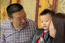 小熊压低声音对老杜说：我爸叫你骂两句许敏，这样就有流量图片