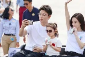 贾乃亮李小璐疑似穿情侣装跳舞？两人多次互动，网友：为了孩子图片