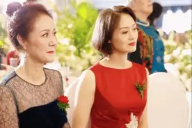 “最美丈母娘”火了，婚礼上穿红色礼服气质高贵，连哭都令人心醉图片