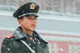 身体挺拔站岗的年轻军人依旧纹丝不动，但满脸的泪水“出卖”了他图片