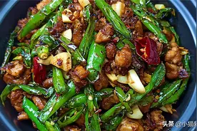 教你江湖菜“虎皮尖椒鸡”的家常做法，味道麻辣鲜香，特别下饭图片