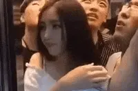 这电梯真的是太挤了，看把妹子都挤成啥样了！图片