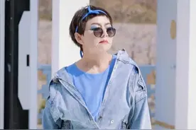 61岁宋丹丹豁出去了，穿牛仔外套画蓝眼影扮嫩，看不出年龄感图片