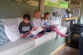 英国夫妇买不起房，花9000块买二手公交改装房车，一家人住很幸福图片