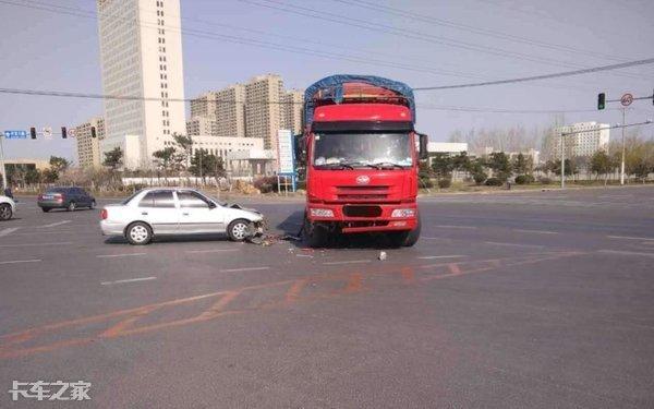 电动车闯红灯撞货车，卡车司机责任有多大