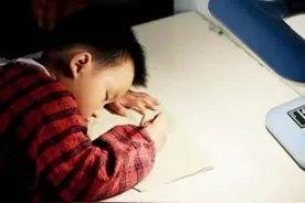 “老师你睡了吗？”宝妈抱怨作业多，老师一张照片让家长哑口无言图片