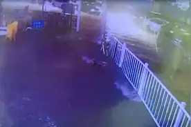男子雨中骑电动车，不料触电倒地！图片