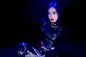 宋茜不愧是女团鼻祖，紧身服外套个马甲配迷彩裤，腰部线条太流畅图片