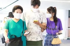 伊能静用力过猛了，陪婆婆出门穿格子裤扎高马尾，像是孙女和奶奶图片