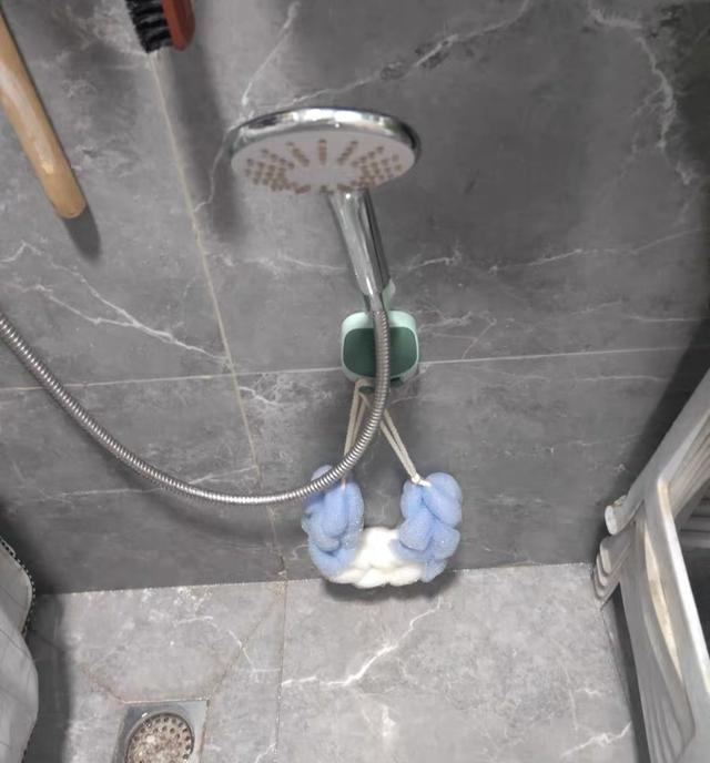 玻璃杯底部鱼鳞