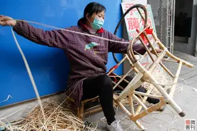 我们夫妻俩做纯手工藤椅30多年，靠这个手艺养大两个孩子图片