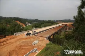 云茂高速通车在即！路面准备铺设了图片
