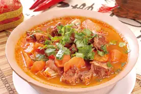 冬天寒冷羊肉是滋补首选，搭档甜甜的胡萝卜，肉香汤醇好吃不腻图片