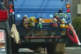 为什么垃圾车上会挂着毛绒娃娃？图片