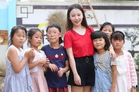 放弃城市里的高薪工作 90后美女回到农村当起特岗教师图片