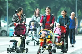 秋天，把宝宝抱出婴儿车吧图片