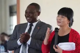 北京女孩清华毕业却执意嫁给非洲黑人，24年过去了，她后悔了吗？图片