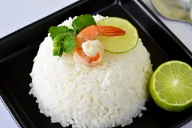 家常煮米饭，直接加水下锅是错的，牢记2个窍门，米饭更香更软糯图片