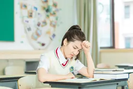 四级考试又简单又难，有人裸考也能过，有人却永远卡在424分图片