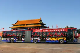 “一路向前”的北京长安街上的“大1路”公交车图片
