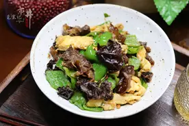木耳、鸡蛋和辣椒，一起炒真是绝配，素菜也能吃得津津有味，真香图片