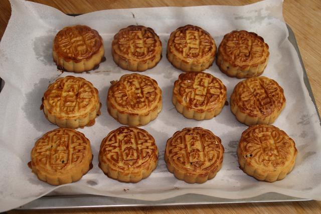 传统五仁月饼的正确做法，从和面到调馅，步骤详细，味道正宗