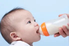 这样的吐奶、漾奶表示宝宝已经生病了，宝妈可别当成正常的情况图片