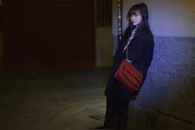 回归素人生活？郑爽更新头像，还被拍到孤身一人埋头前行无人问津图片