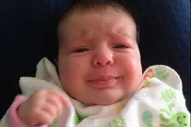 为啥宝宝放屁很“臭”？臭屁暗示宝宝发育情况，家长别不在意图片