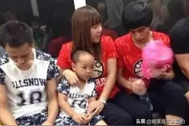 情侣装穿出了家庭装的感觉，小伙子你怎么看起来很不开心呀图片