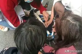 大风中女子穿裙子骑单车裙子被绞 站务长“施救”化险为夷图片