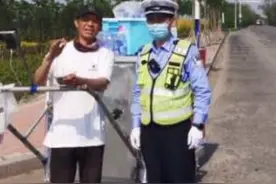 “主播”推车直播导致车辆拥堵 沧州交警护送其抵达安全区域图片