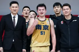 万圣伟维护兄弟徐杰，直言曹芳业余球员，曹芳回怼徐杰没我赚钱多图片