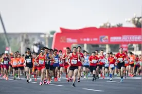 动起来！2021北京国际长跑节——北京半程马拉松起跑图片