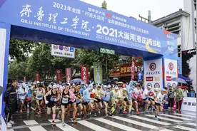 2021大运河（枣庄）马拉松赛在台儿庄鸣枪起跑图片