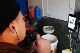 南阳坚强卖唱哥，手拿“千斤重话筒”，与网友PK唱歌图片