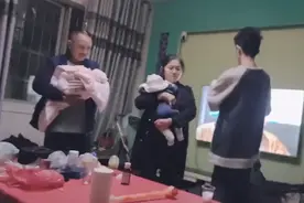 安排得明明白白！贵州一妈妈生下三胞胎，爷爷奶奶爸爸人手抱一个图片