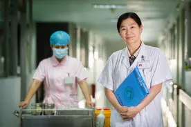 把患者当朋友的妇产科专家——曾华彬图片