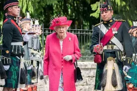 英国女王抵达苏格兰度假，欢迎仪式上钟爱矮种马吉祥物图片
